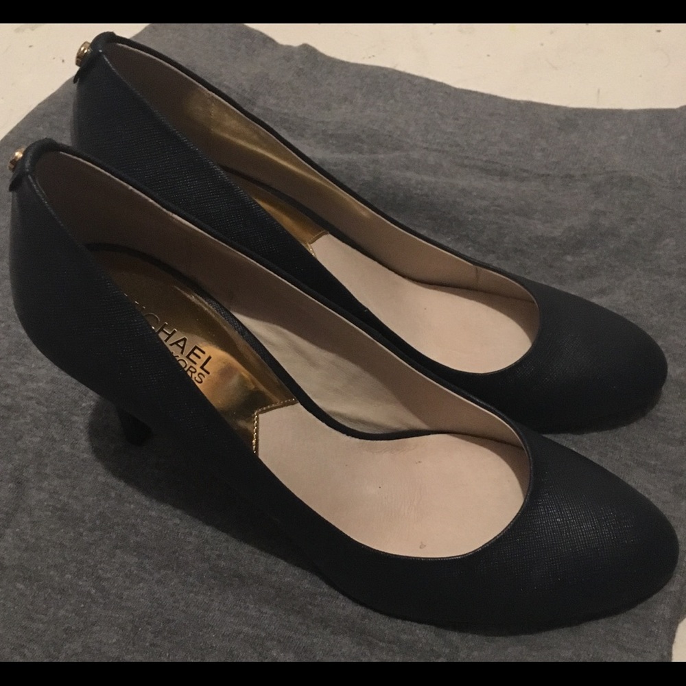 LIKE NEW Chic Navy Blue Michael Kors Pumps!